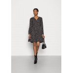 Kobiety DRESS | TOM TAILOR DRESS TIRED AND PRINTED - Sukienka letnia - black leaf design/czarny - BS85497