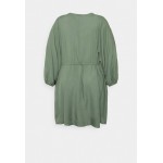 Kobiety DRESS | Vero Moda Curve VMHENNA SHORT DRESS - Sukienka letnia - laurel wreath/zielony - CC07464