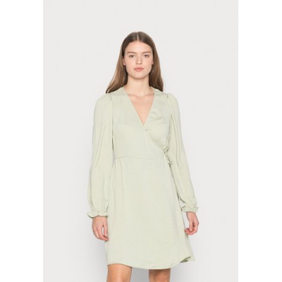 Kobiety DRESS | Vero Moda VMFRIGGA WRAP DRESS  - Sukienka letnia - desert sage/zielony - OF26084