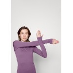 Kobiety T SHIRT TOP | Athleta MOMENTUM - Bluzka z długim rękawem - dark sky violet/fioletowy - IQ44819
