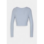 Kobiety T SHIRT TOP | Pieces Petite PCHUDA CROPPED TWISTED - Bluzka z długim rękawem - kentucky blue/niebieski - DD81371